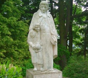 Estátua de Marcelino Champagnat e o jovem Gabriel Rivat