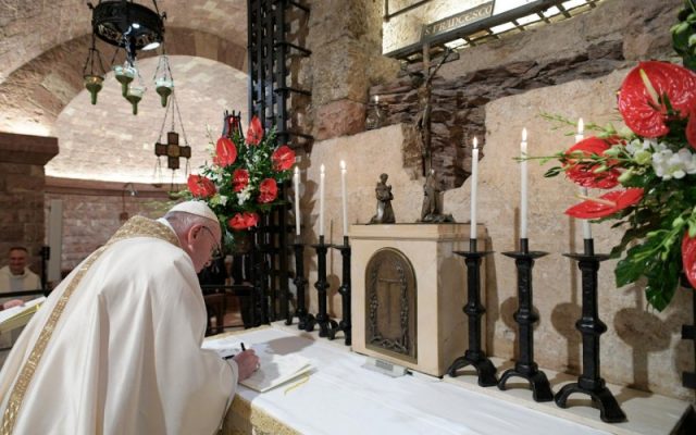 Papa Francisco assinando a Enciclica Fratelli Tutti